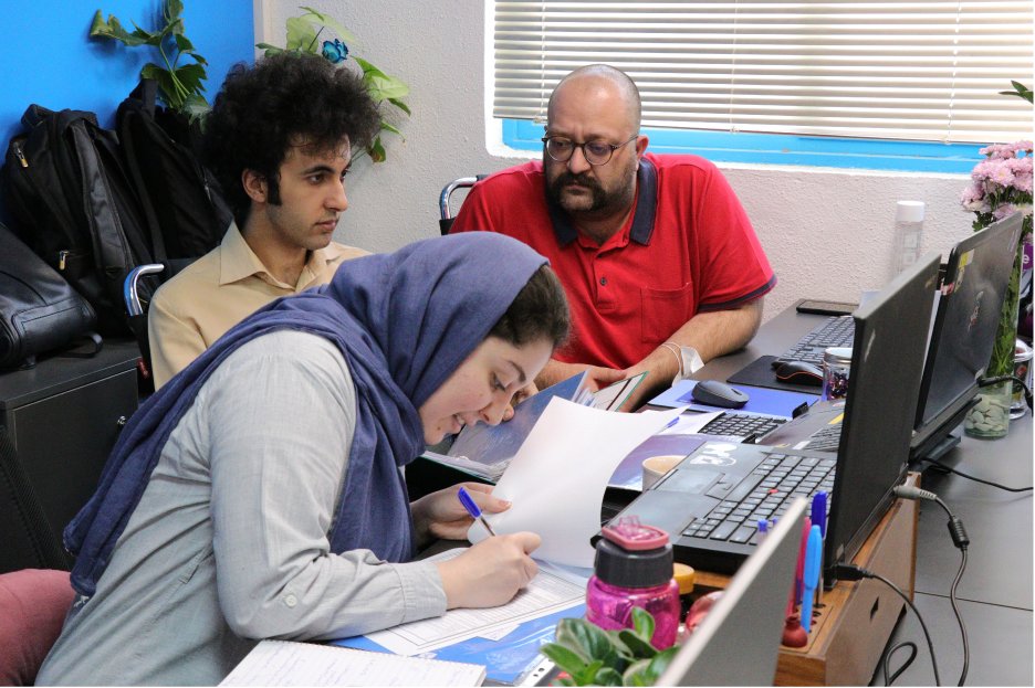 همکاران تیم محصول پشت میز کار